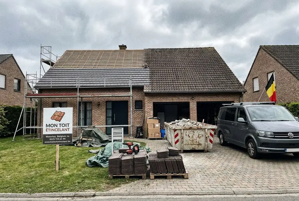 Maison en rénovation de toiture avec échafaudage, conteneur, palettes et panneau Mon Toit Étincelant dans le jardin