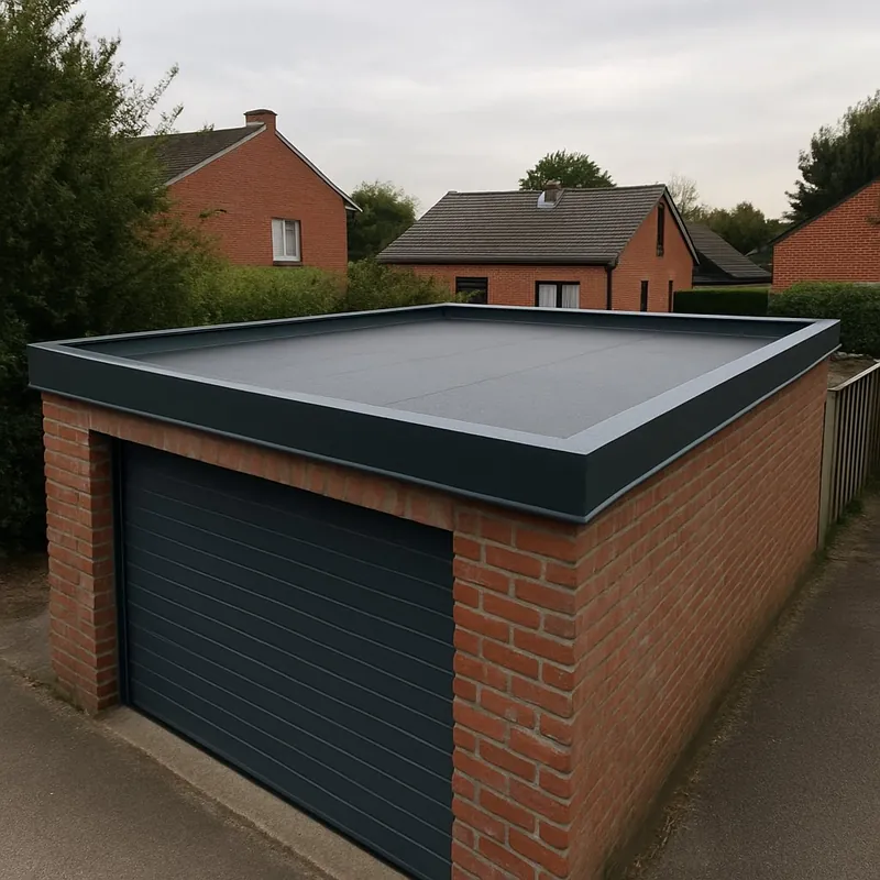 Garage en brique avec toit plat neuf en membrane et rive en aluminium